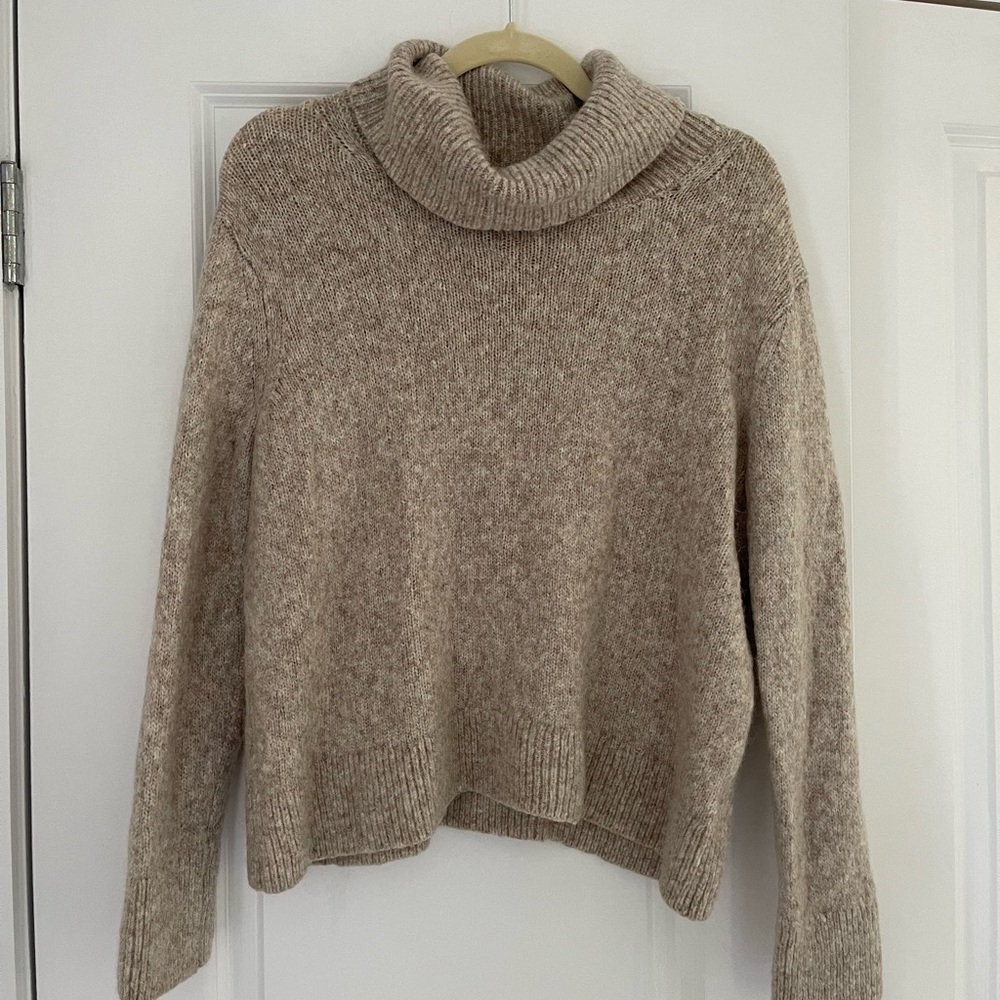 Banana republic turtleneck knit sweater in cream/beige